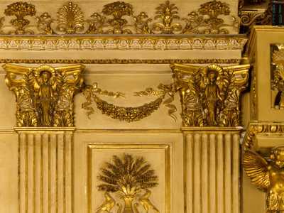 ...lesene scanalate con capitelli corinzi e figure muliebri... 